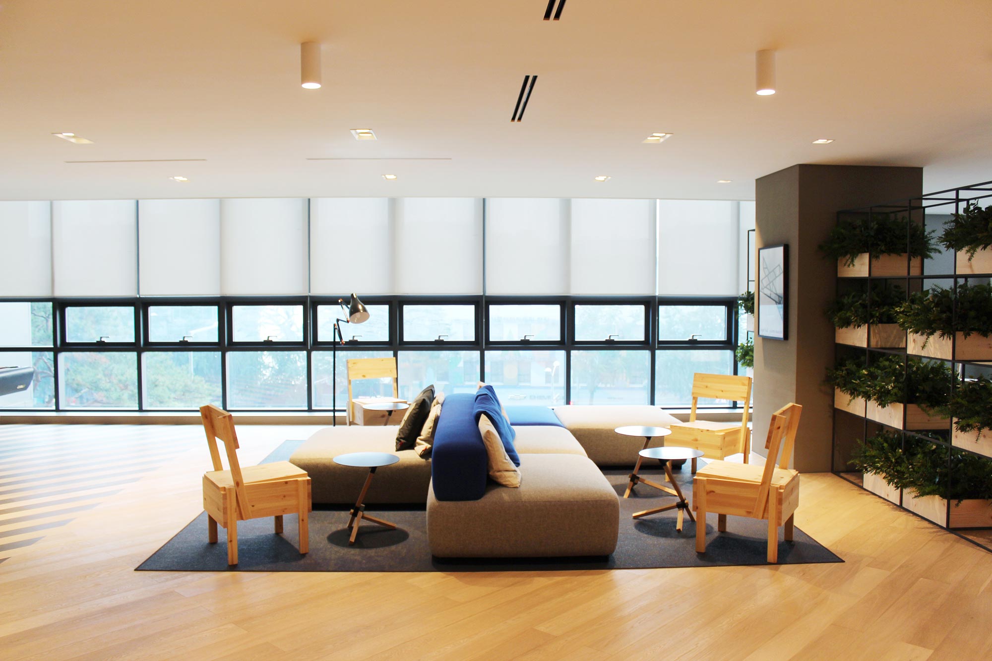 Recessed and surface-mounted spotlights for targeted lighting in a faculty room