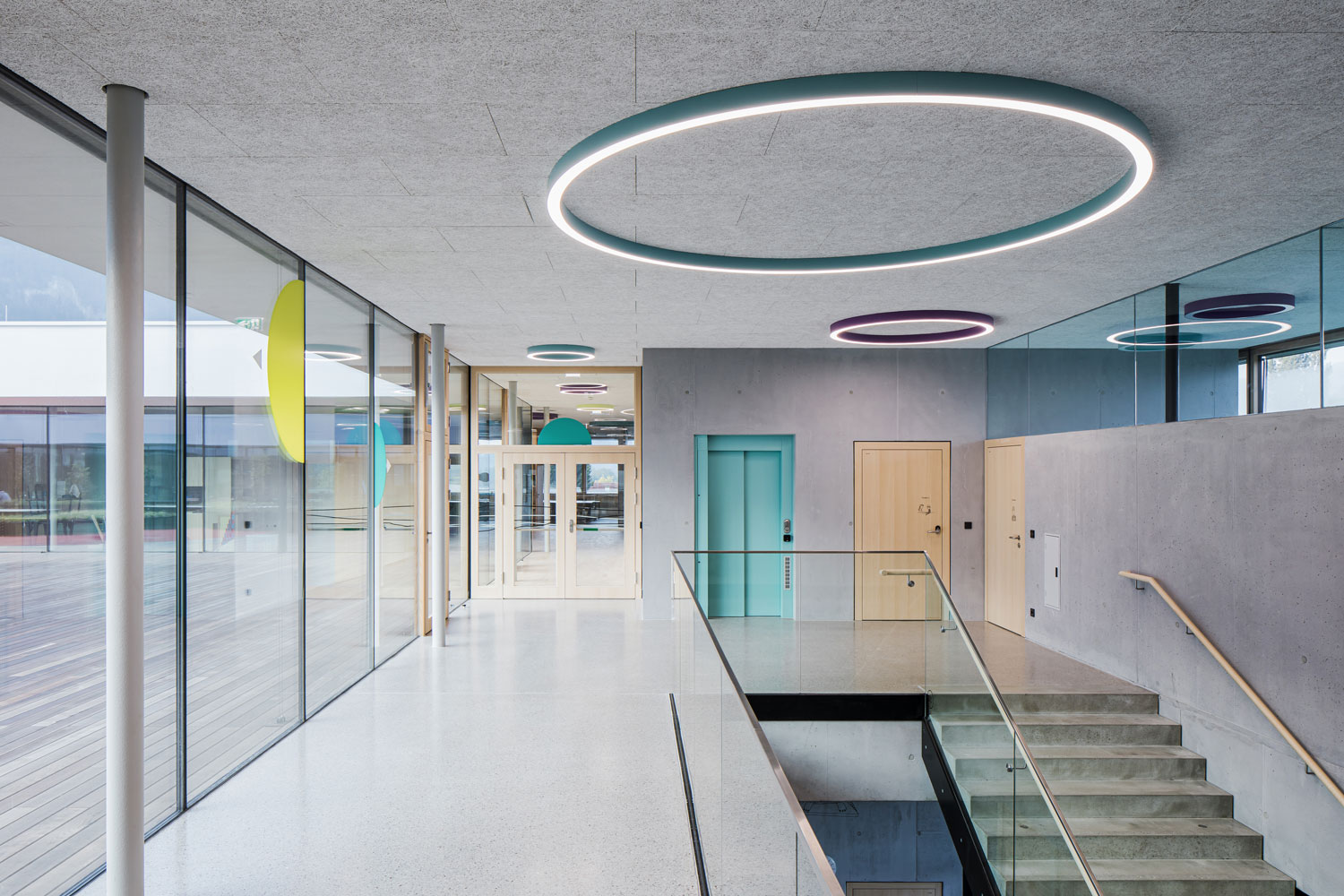 Colors Bunte Anbau Deckenleuchte Gross In Oeffentlichen Gebaeude