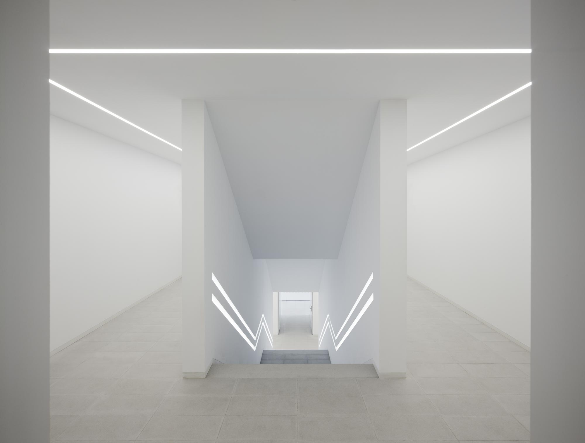 Neverending wall luminaire as linear path lighting in school corridors
