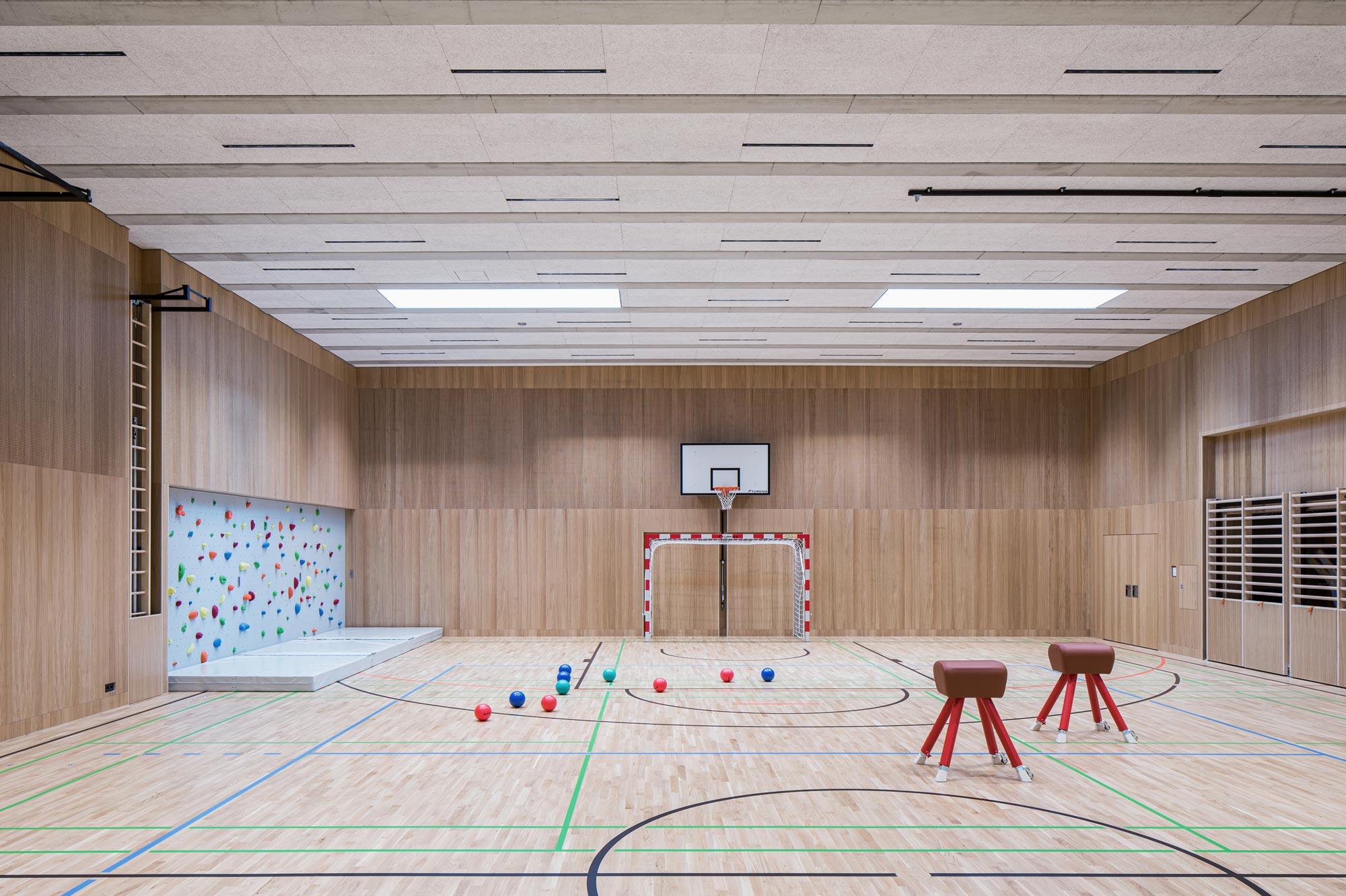High-output surface luminaires for uniform illumination in the gymnasium