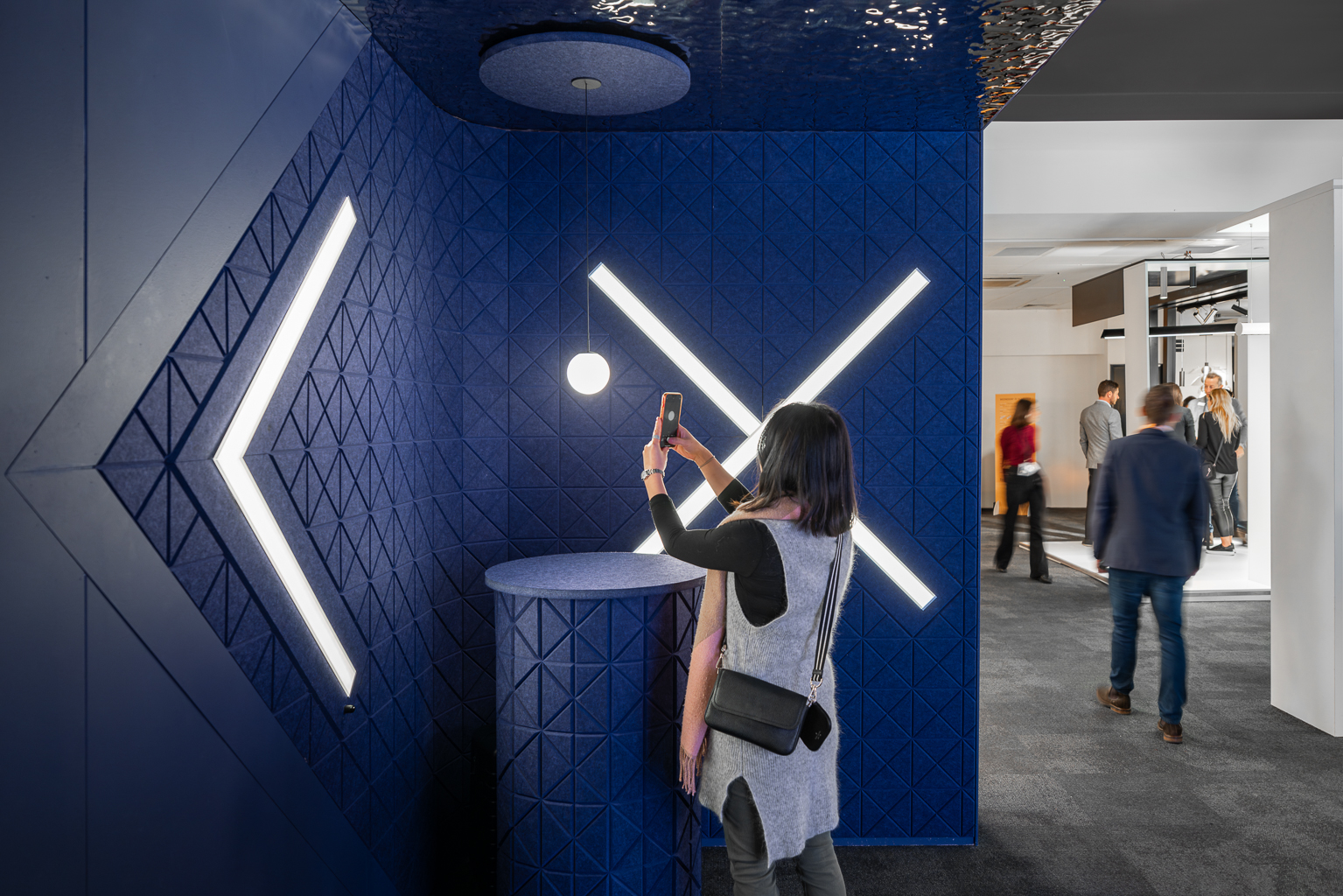 Light24 Prolicht 2024 Slider Recessed Bilo Akustik Messe Person