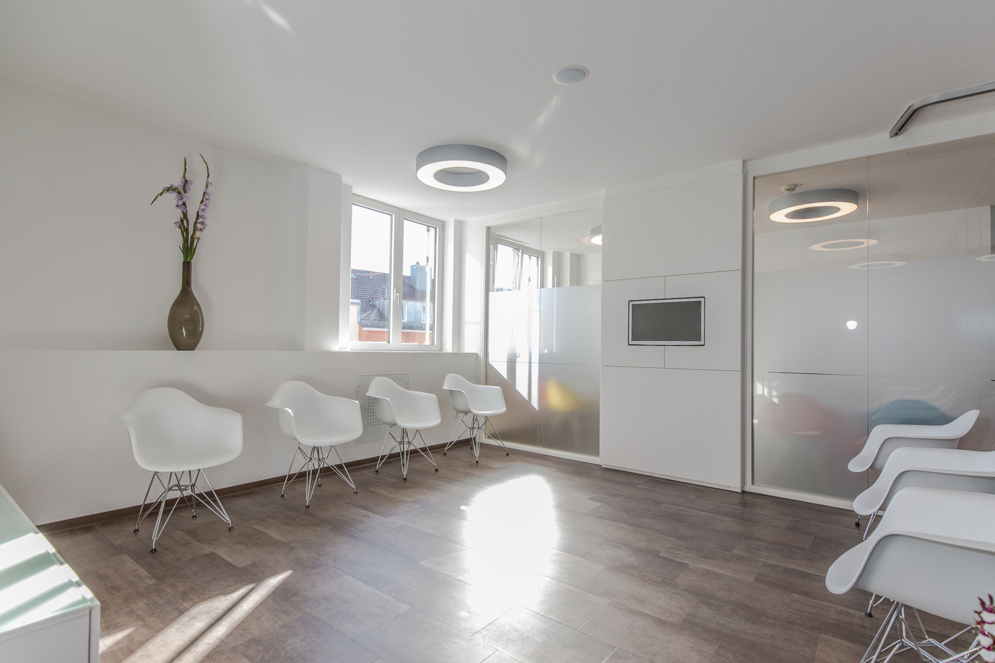 The round Glorious surface-mounted luminaire creates a pleasant lighting mood for patients in the waiting room of a doctor's office.