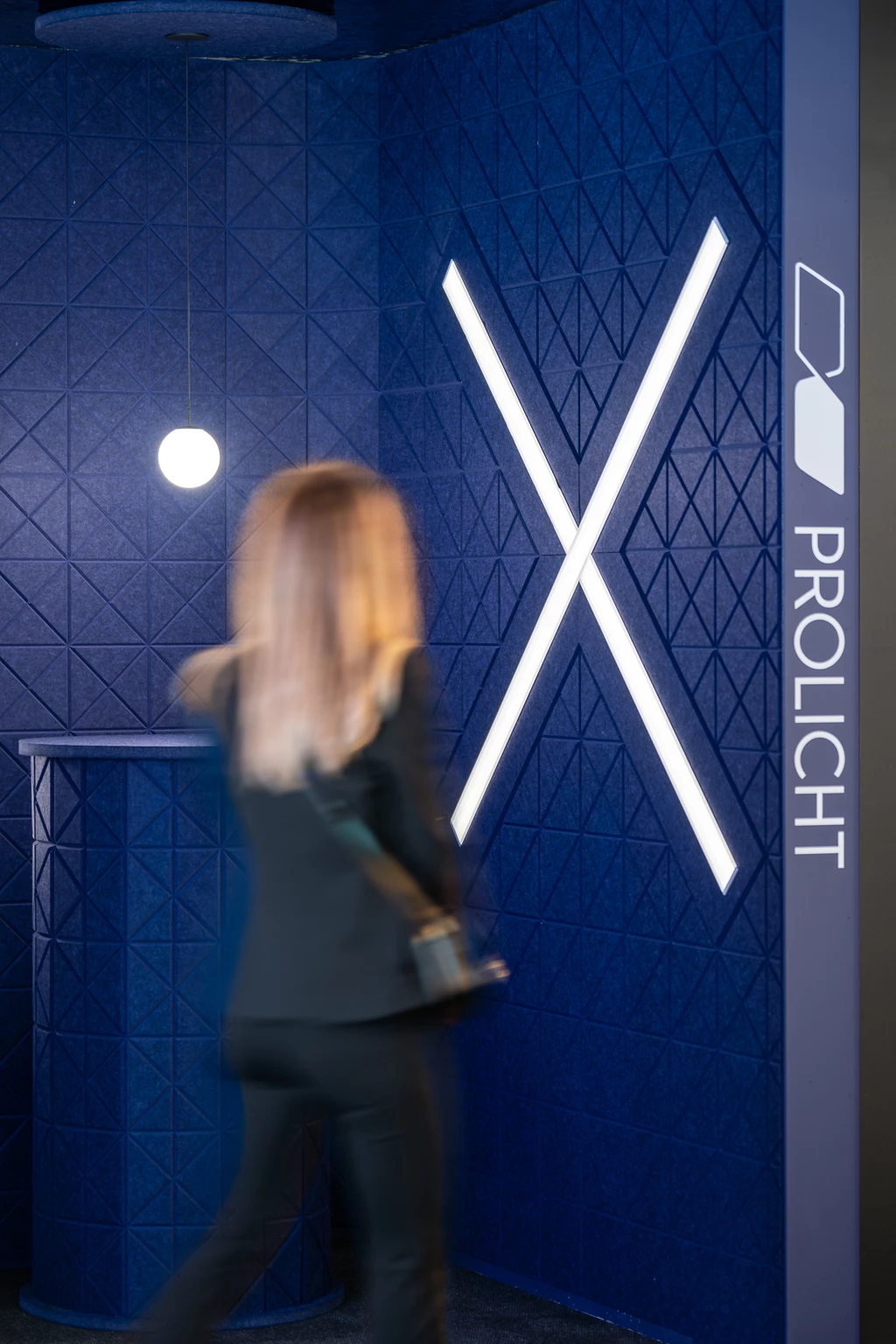 Light24 Prolicht 2024 Slider Recessed Bilo Akustik Muster Person