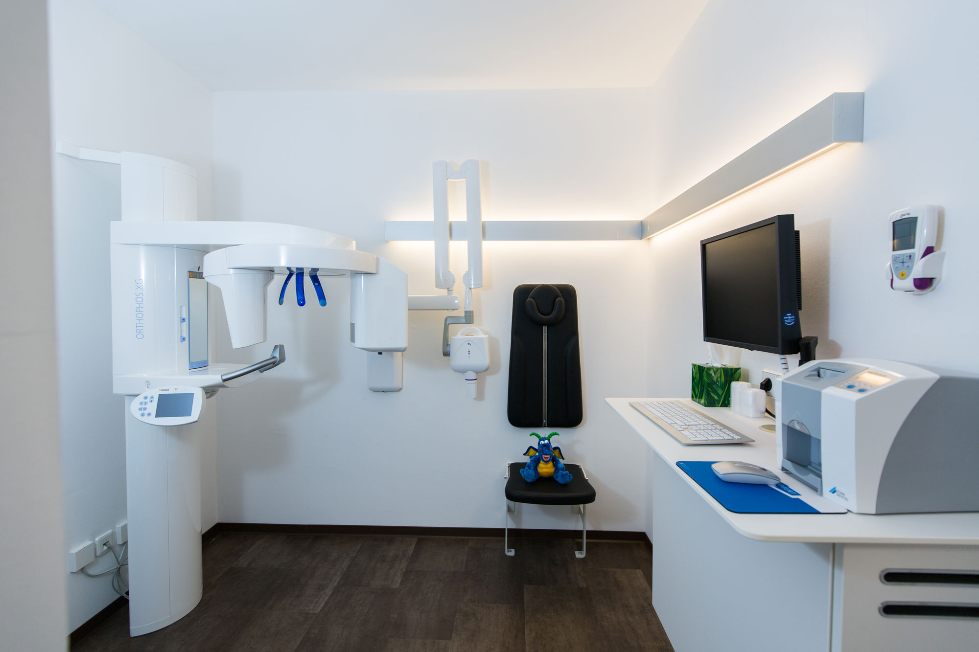 Precise lighting in the X-ray and sterilisation areas of a dental practice ensures optimal lighting conditions for hygienic work processes.