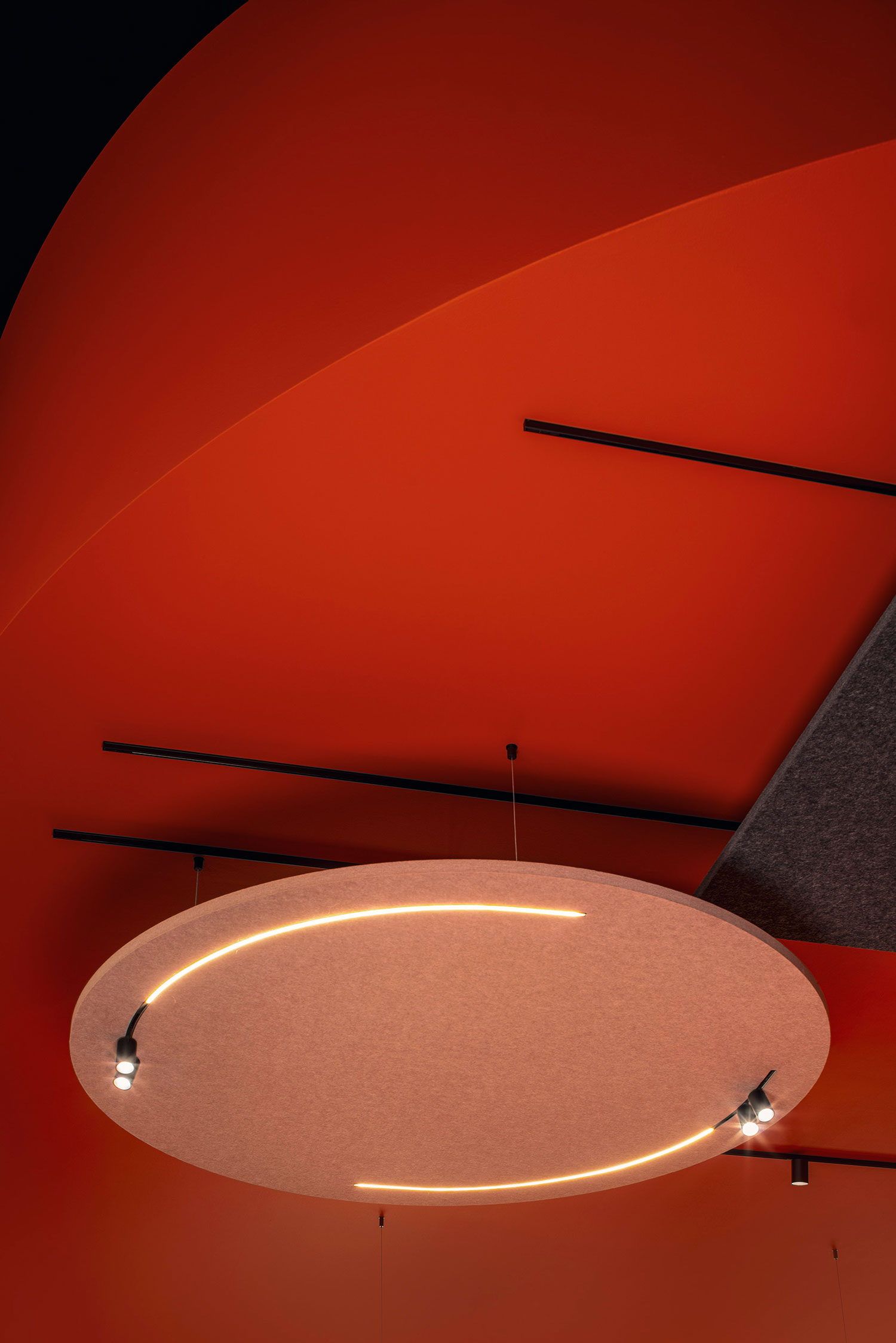 Just Black rail system with acoustic modules and flexible spotlights.