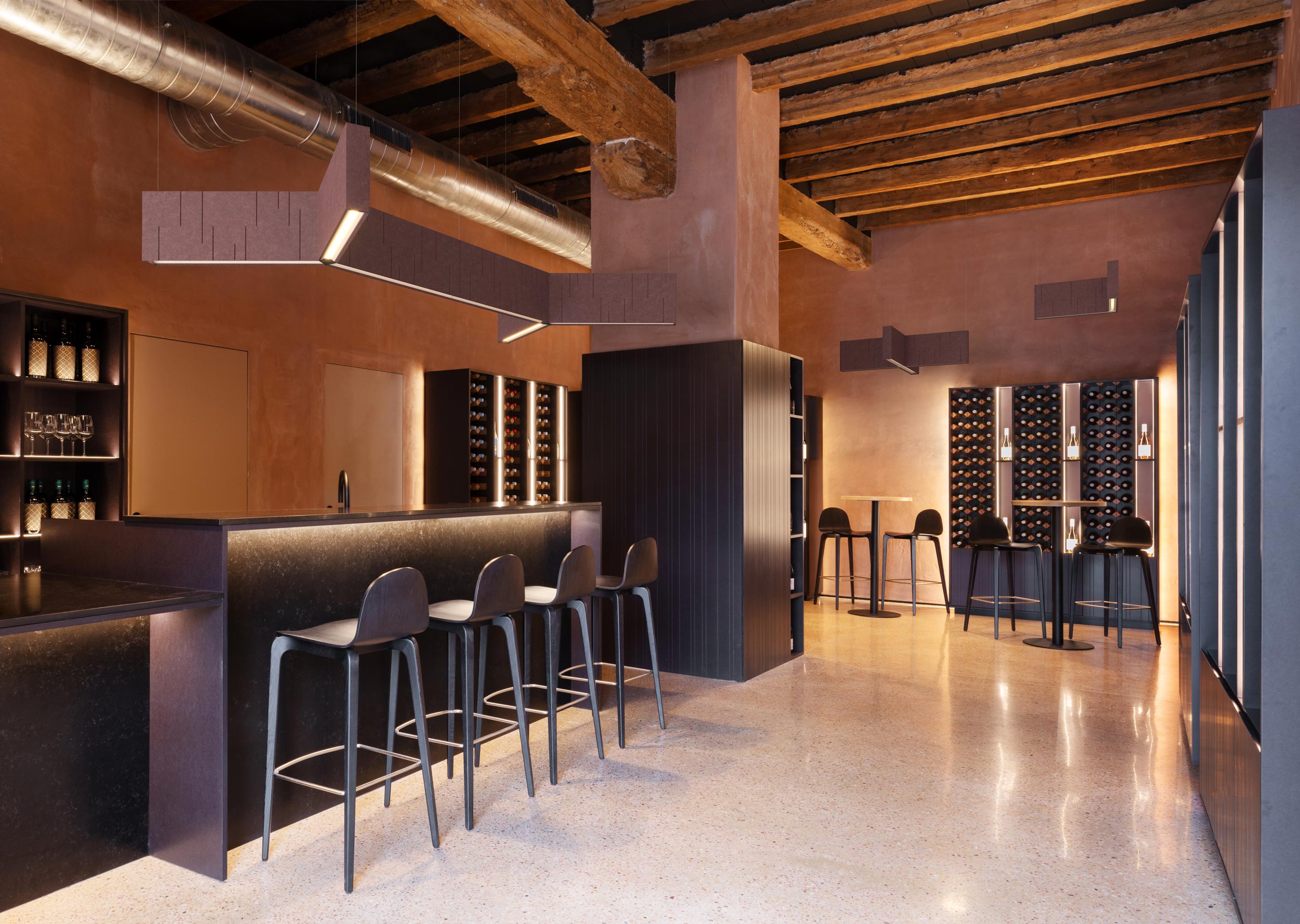 UNITY acoustic lamp above a bar – modular profile system with optimised room acoustics for a pleasant atmosphere.