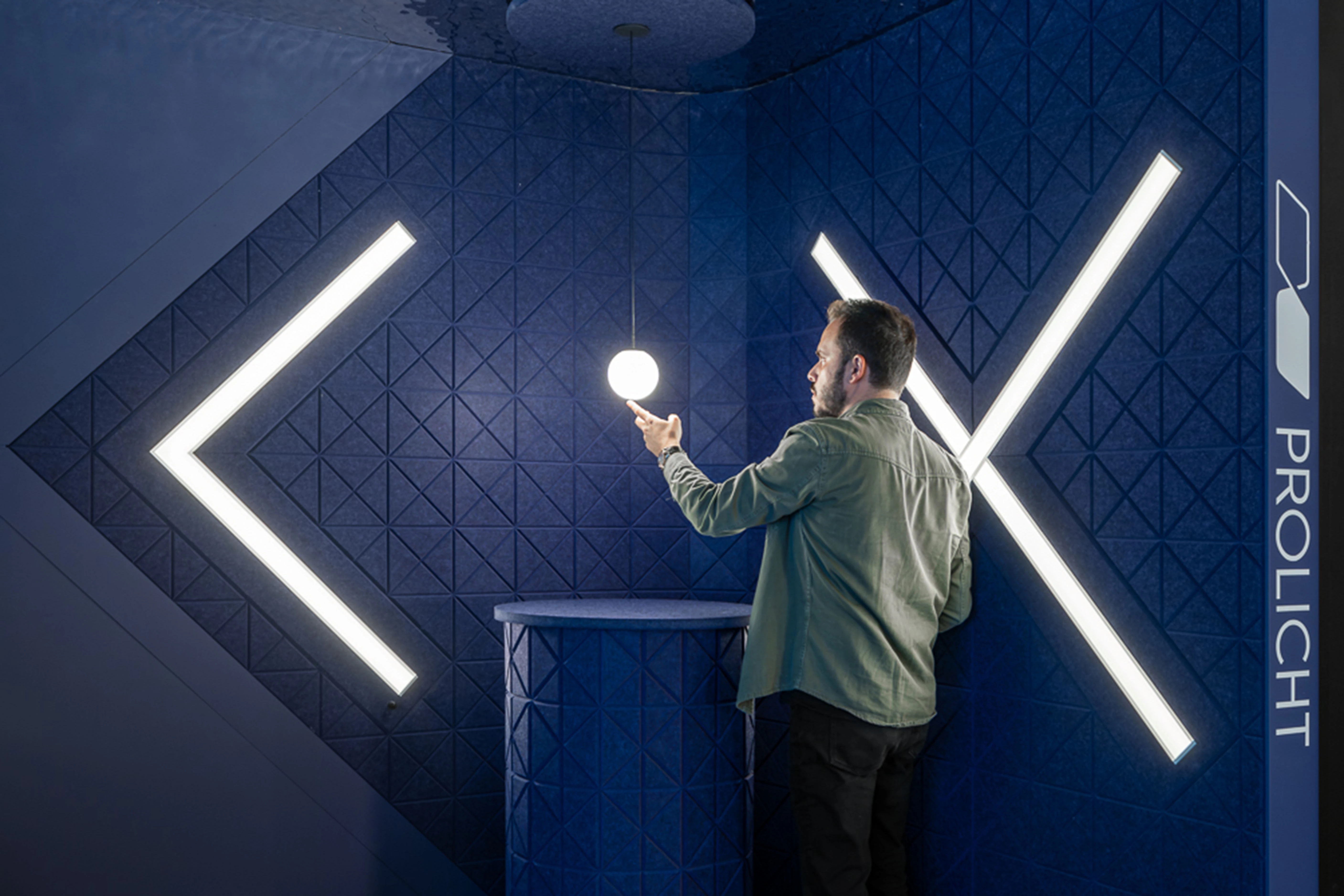 Light24 Prolicht 2024 Slider Recessed Bilo Akustik Muster Messe Person