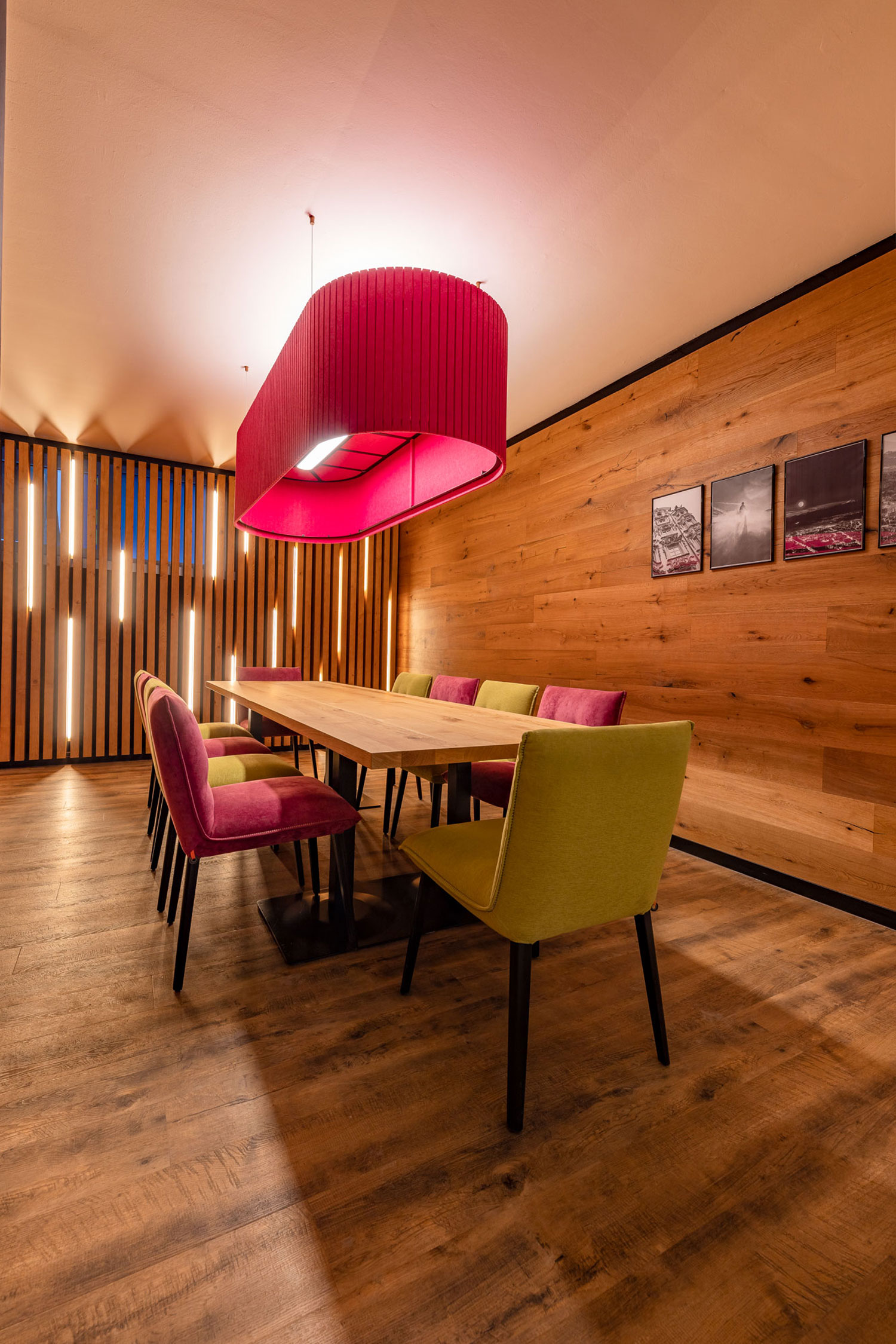 Sound-absorbing lighting for a quiet atmosphere in the canteen.